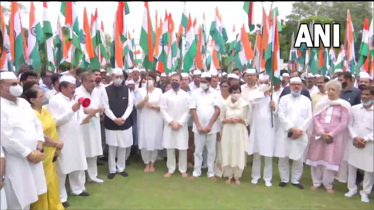 Congress leaders take a pledge at Gandhi Smriti