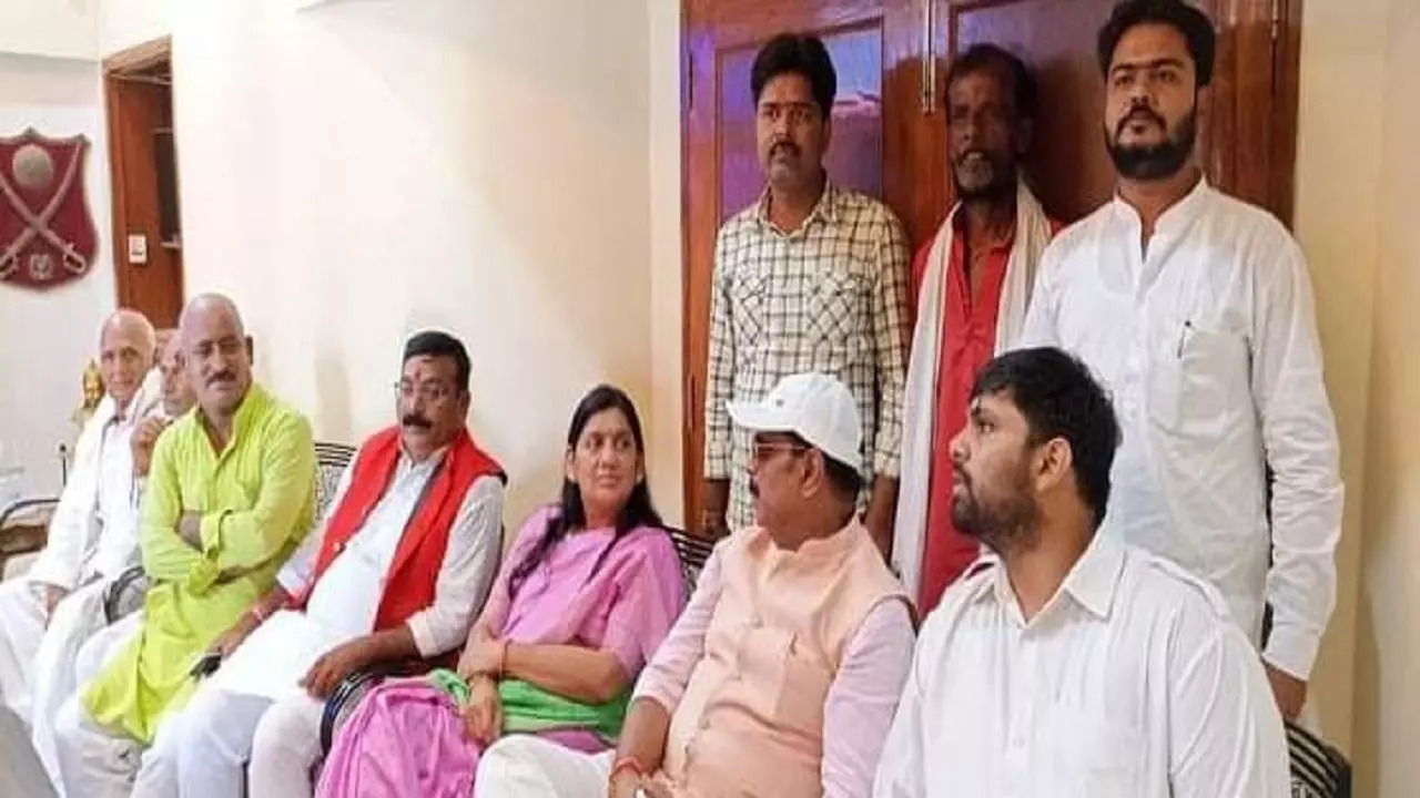 Anand Mohan sitting with his wife Lovely Anand and son RJD MLA Chetan Anand besides others