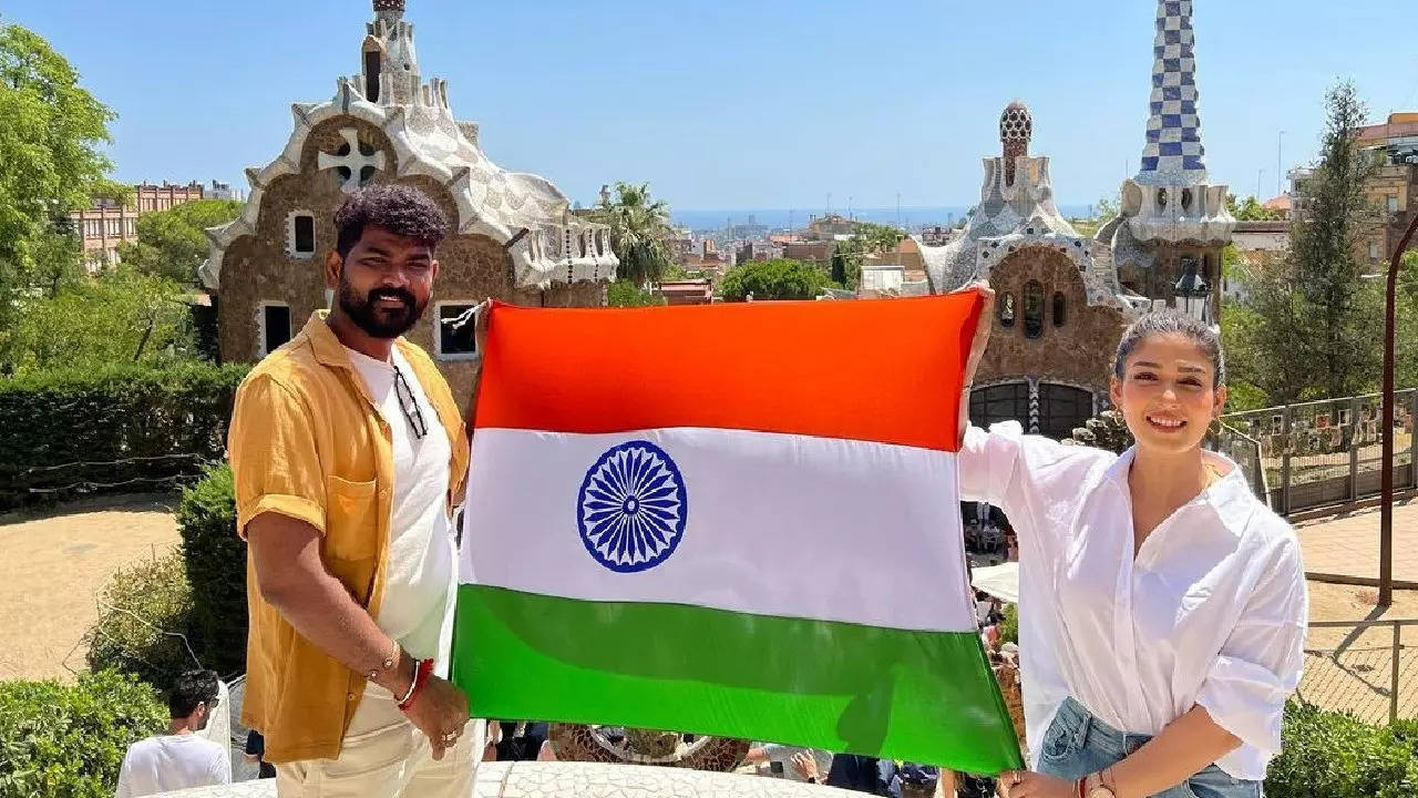 Nayanthara y Vignesh Sivan izan la bandera nacional mientras celebran la Independencia de España