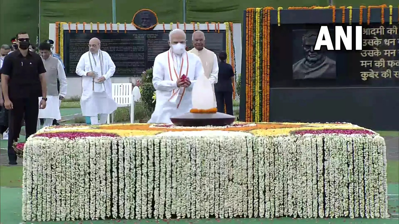 Prime Minister Narendra Modi pays floral tribute to former Prime Minister Atal Bihari Vajpayee on his death anniversary at the at Sadaiv Atal​ in New Delhi.​