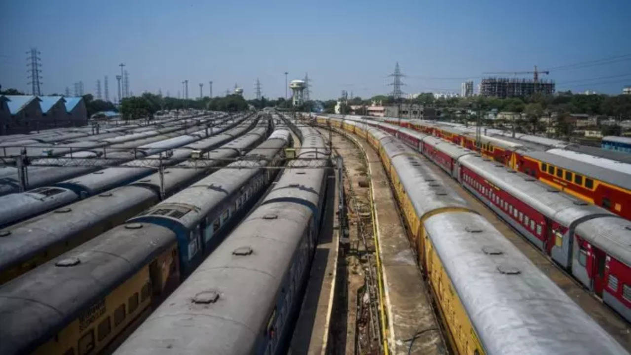 Central Railway mail and express grains to use bedsheets made by Pune prison inmates