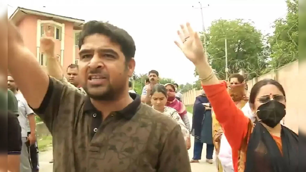 Kashmiri Hindus protest in Budgam over targeted killings