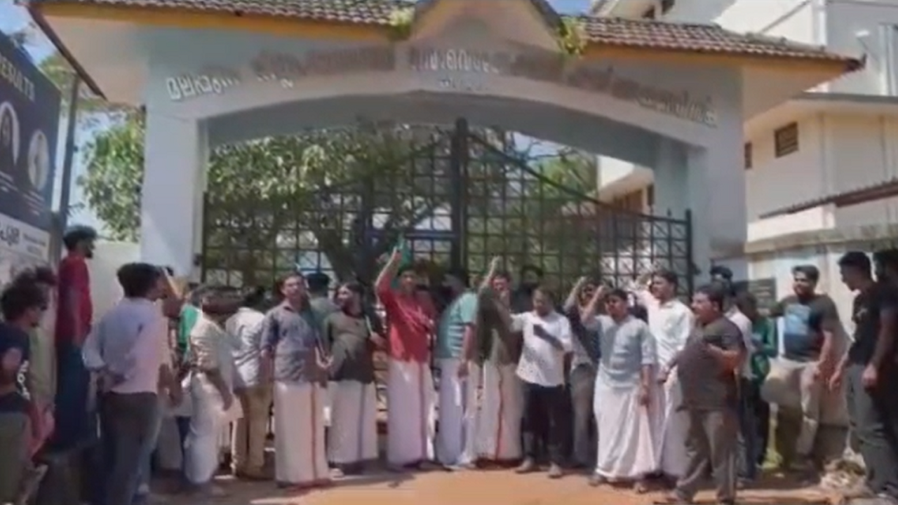 ​Protests break out in Kerala after government school student dresses up as VD Savarkar​