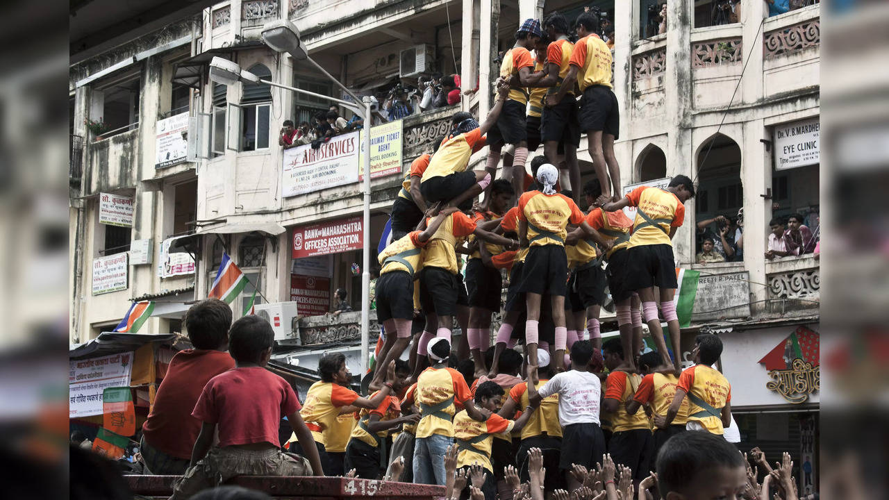 Dahi Handi ritual may require lots of strength, balance, and a firm grip to maintain the structure. All-in-all, one needs strong arms, shoulders, core, and legs for it.