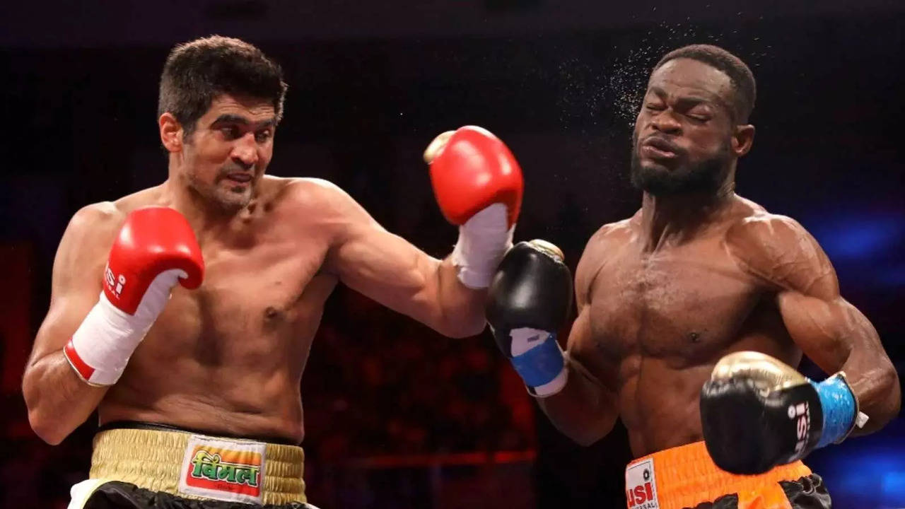 Vijender Singh knocked out Eliasu Sulley to return to winning ways