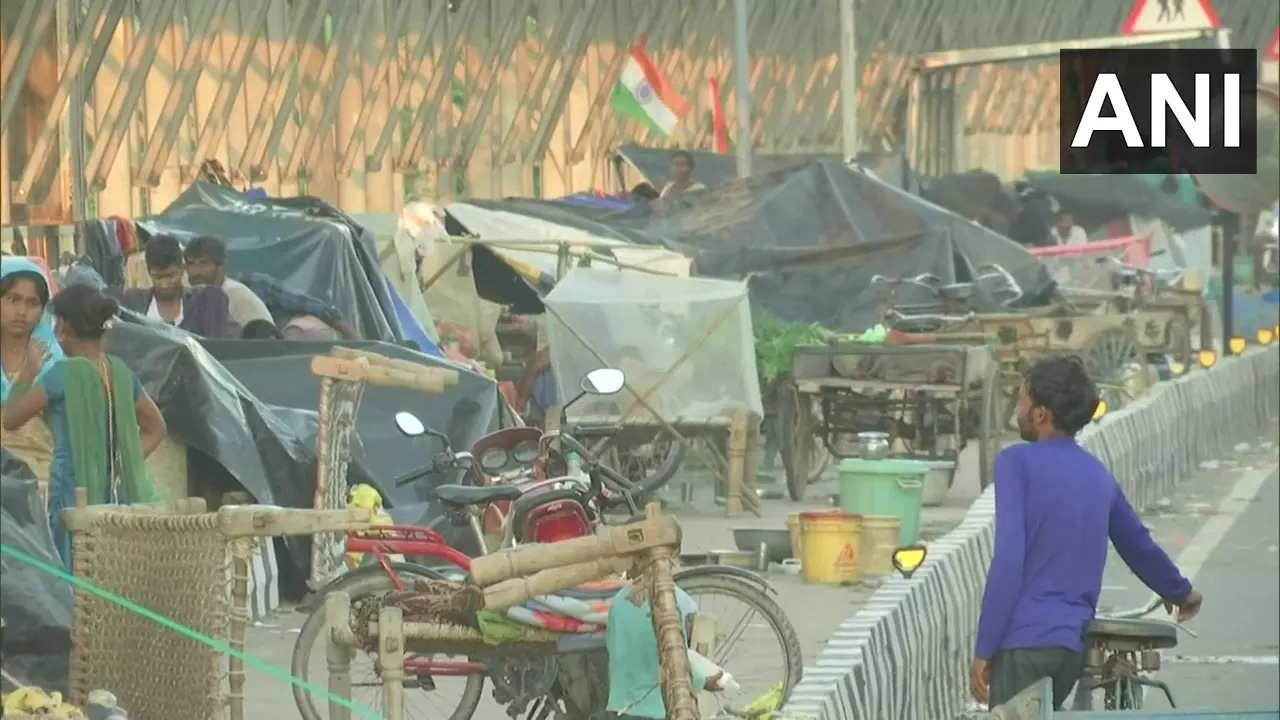 People move to live on roadside as rise in Yamuna's water levels inundates low-lying areas