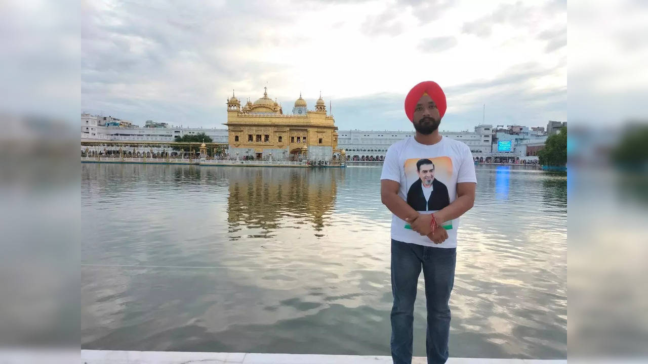 Congress worker visits Golden Temple wearing t-shirt with photo of Jagdish Tytler