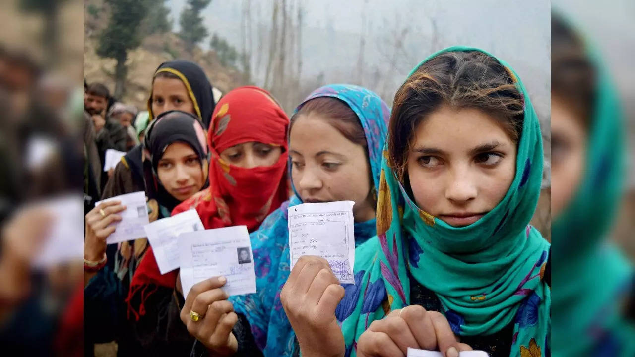 Outsiders ‘living ordinarily in J&K’ to get voting rights says EC, J&K ...