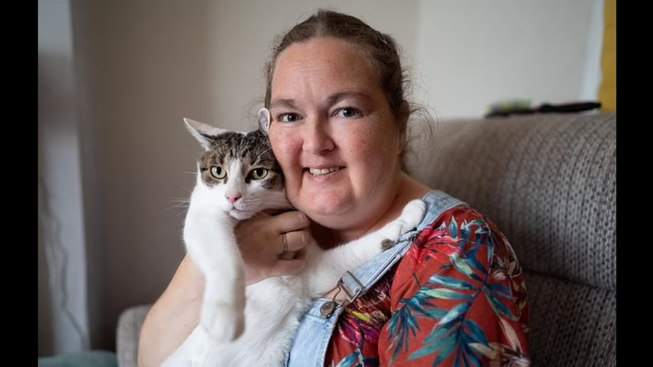 Hero cat saves owner's life by pounding on her chest mid-heart attack