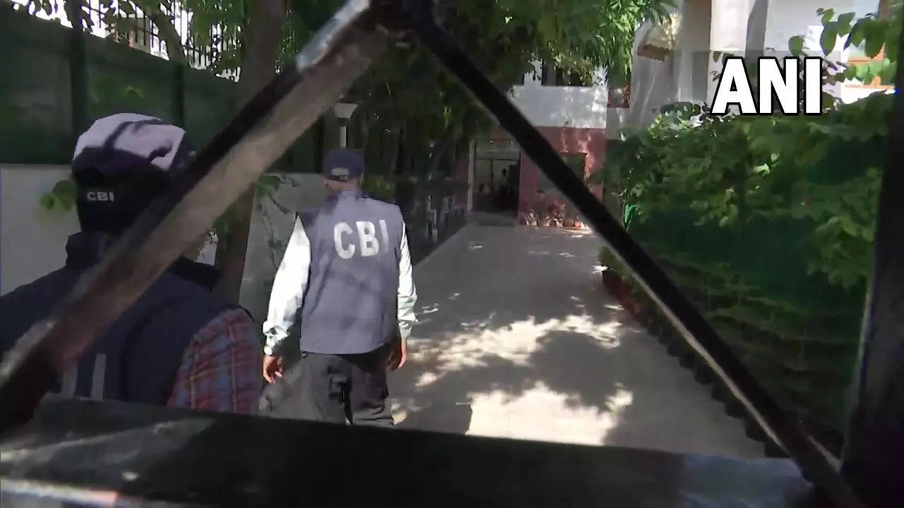 ​CBI raid at Manish Sisodia's house