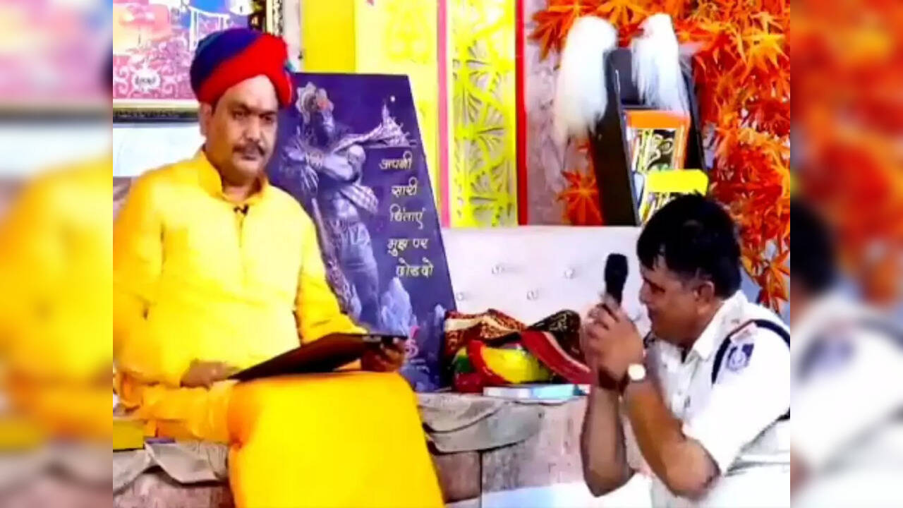 MP cop suspended for seeking guidance from self-proclaimed spiritual leader 'Baba' Pandokhar Sarkar | Screenshot from viral video