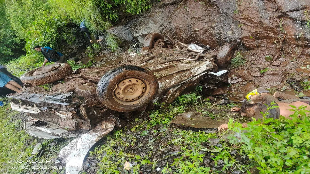 Three people died and three were severely injured in an accident at Tamhini Ghar, 90 kms from Pune.