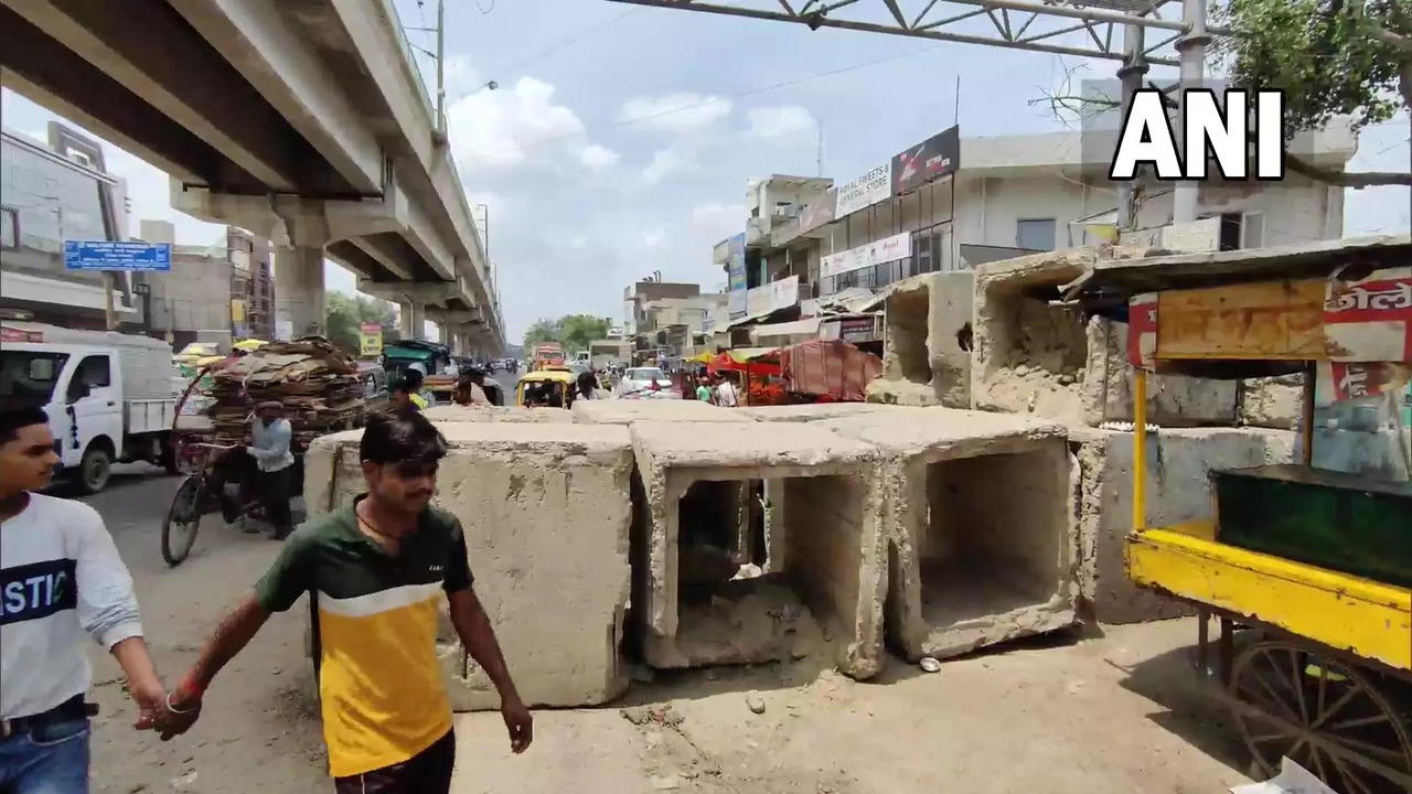 ​Delhi police puts up cemented barricades, tightens security at the Delhi-Haryana Tikri border​