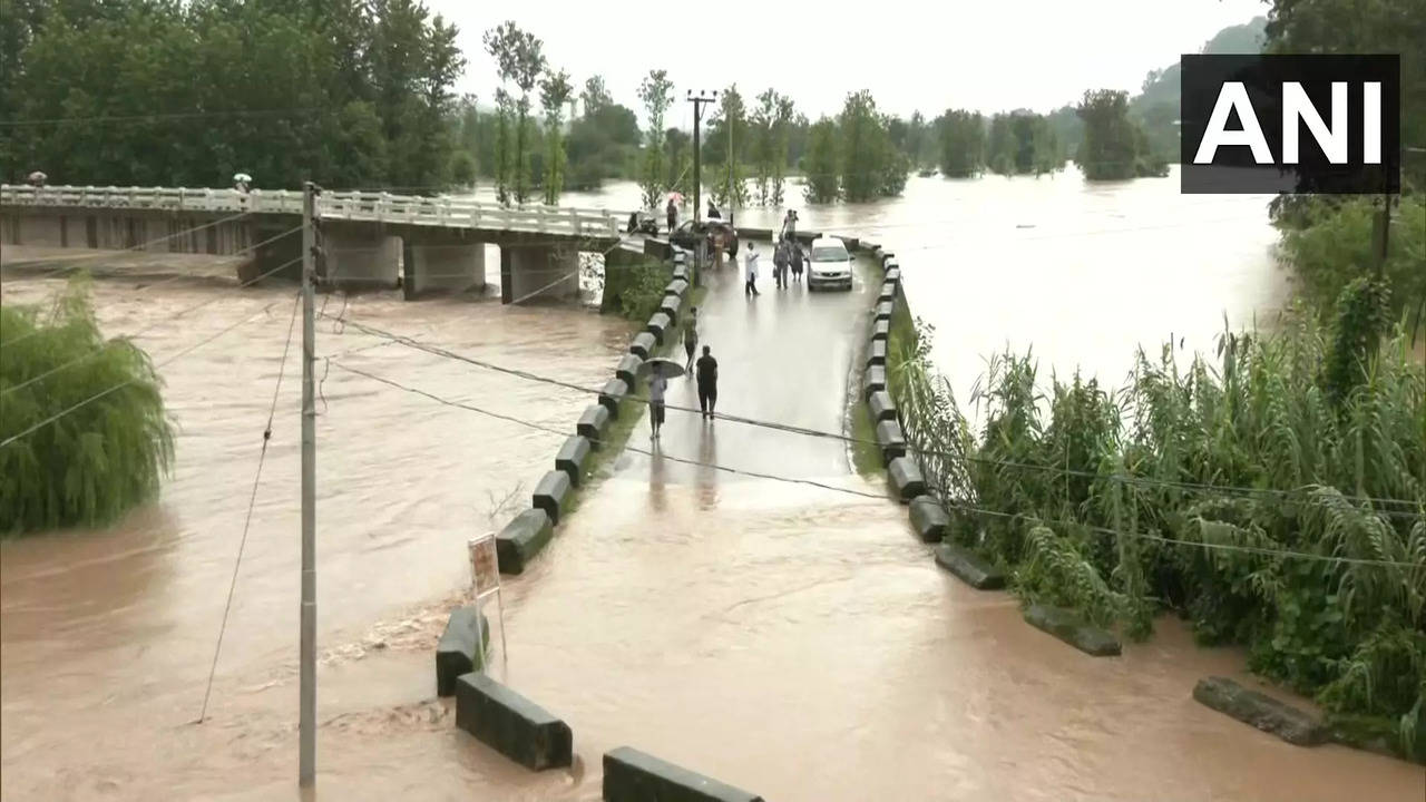 ​Roads blocked after heavy rainfall lashes Mandi region of the state​ on August 20