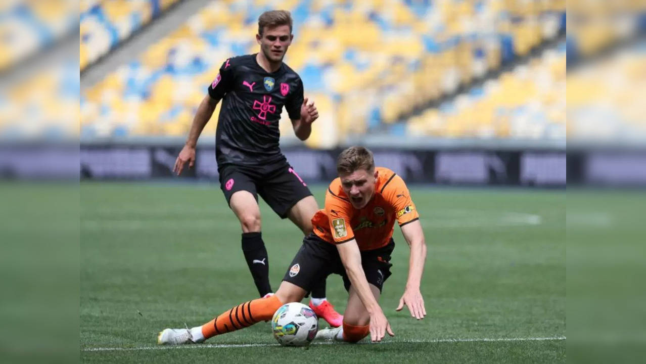 Shakhtar Donetsk's Artem Bondarenko in action with FC Metalist 1925 Kharkiv's Andriy Remenyuk