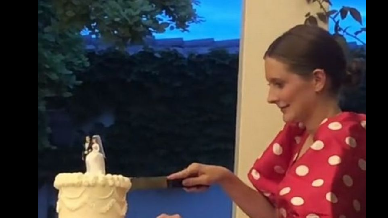 Wedding guest cuts cake thinking bride and groom forgot to serve it