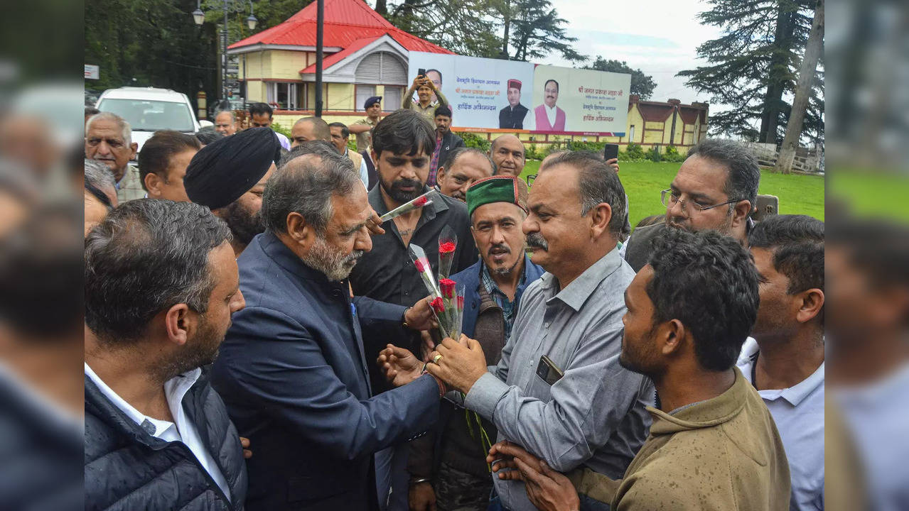 Shimla: Senior Congress leader Anand Sharma being welcomed by party workers on h...