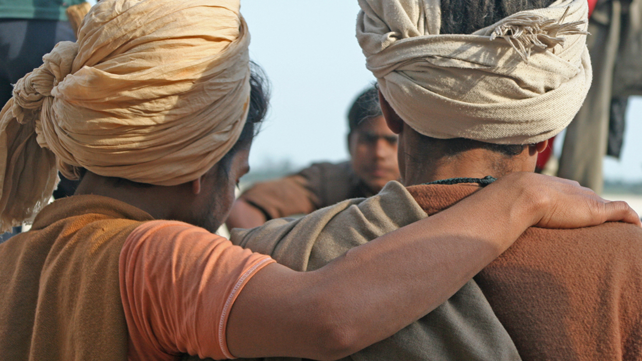 Muslim neighbours help Hindu man who sold all his land for children's treatment