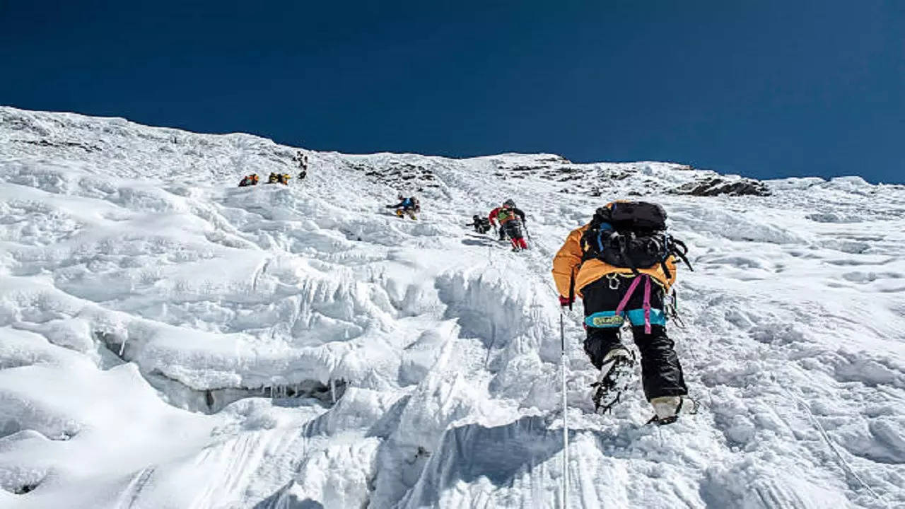 istockphoto-mountaineer