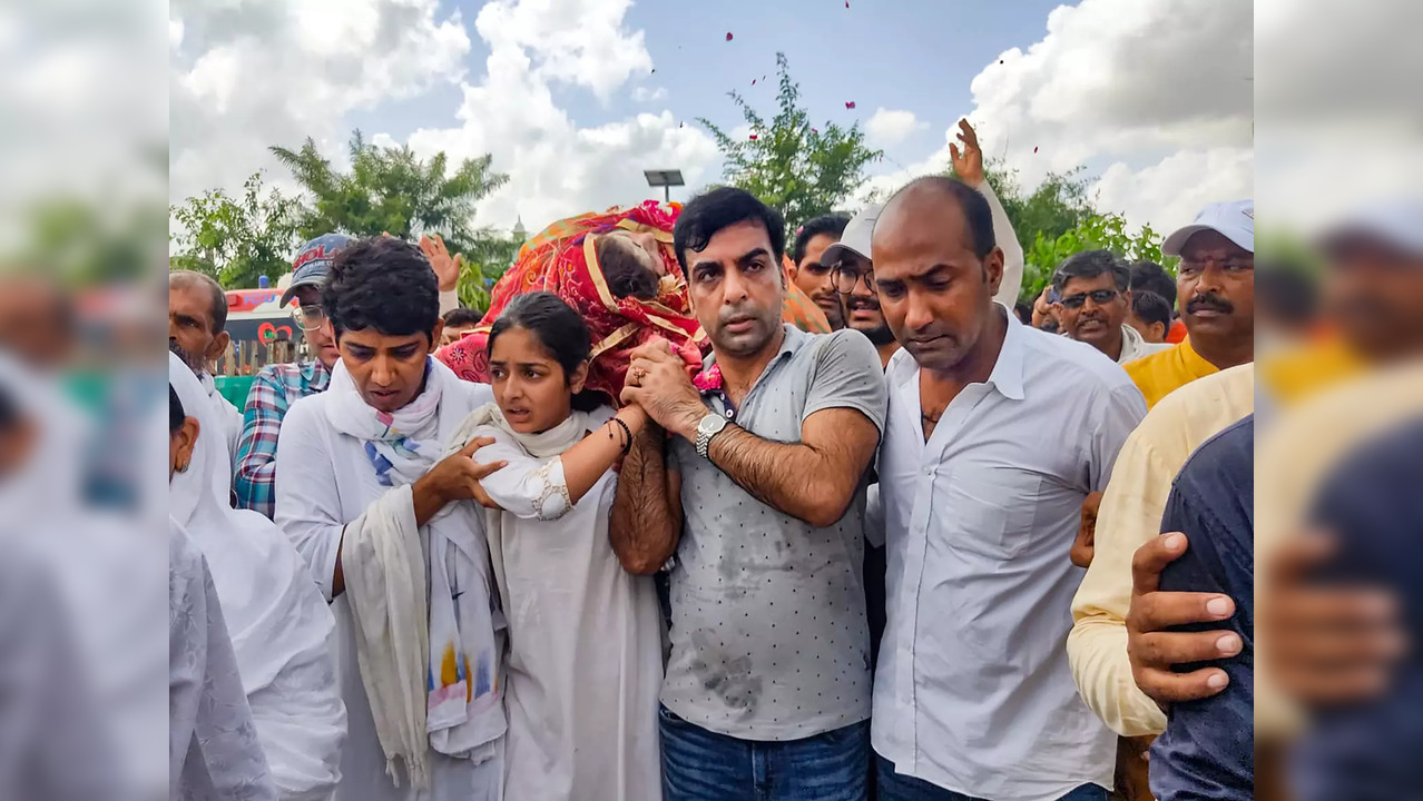 Hisar: Yashodhra, daughter of Haryana BJP leader Sonali Phogat, along with other...