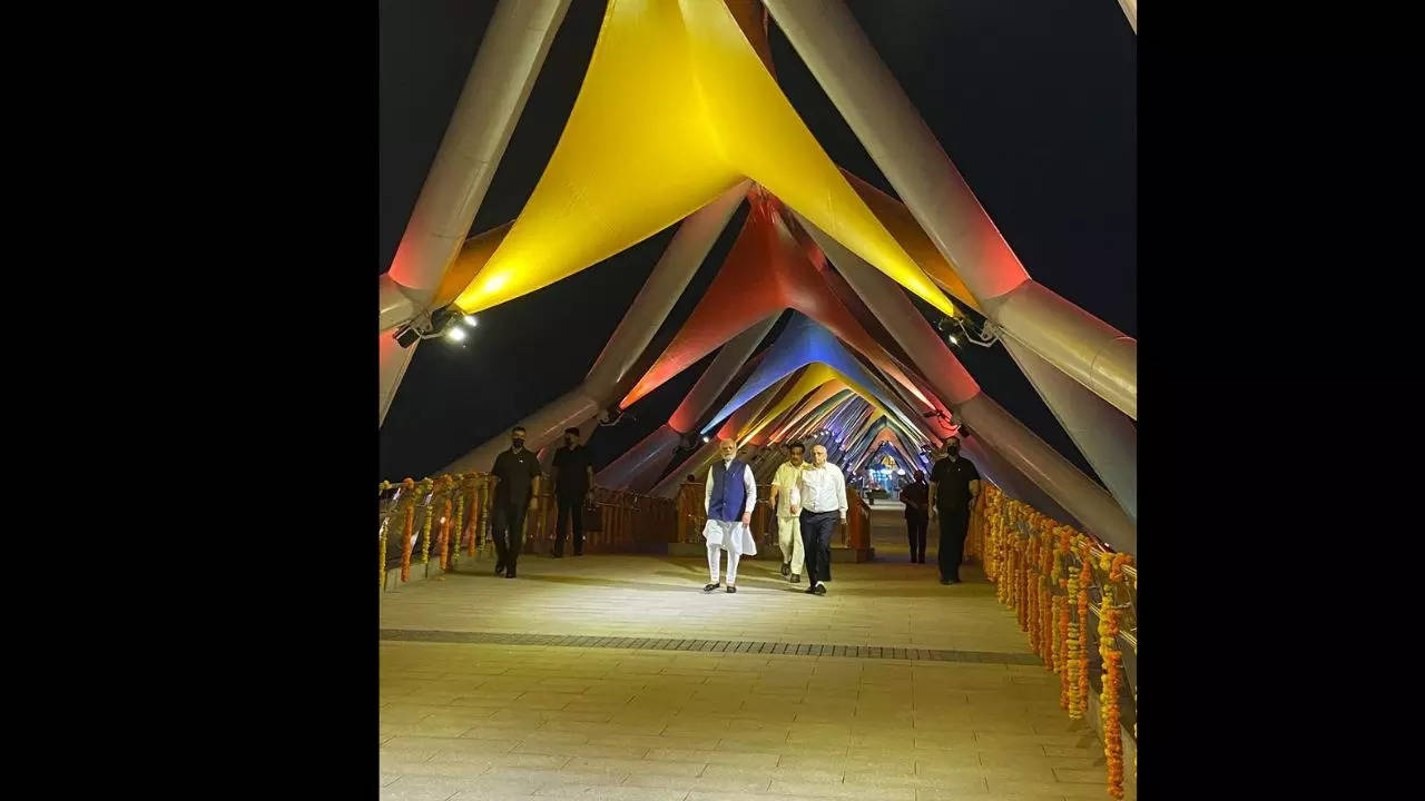 ​Prime Minister Narendra Modi did an impromptu visit to the Atal Bridge on the Sabarmati riverfront after the inauguration​