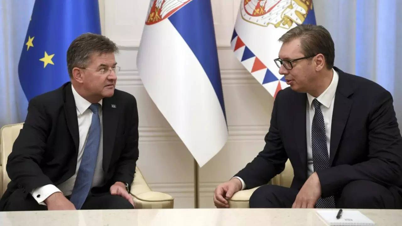 ​Serbian President Aleksandar Vucic with European Union envoy Miroslav Lajcak