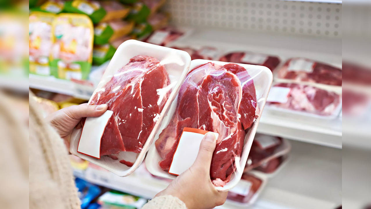 Lean cuts of beef have 4.5 grams of saturated fats in a single serving and extra lean cuts offer 2 grams of the same.