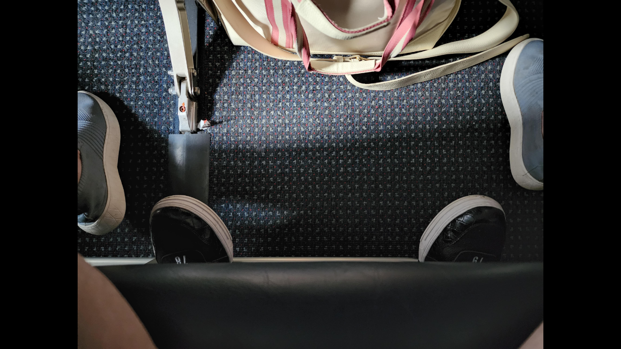 person-encroaches-on-other-passenger-s-leg-space-on-plane-see-viral