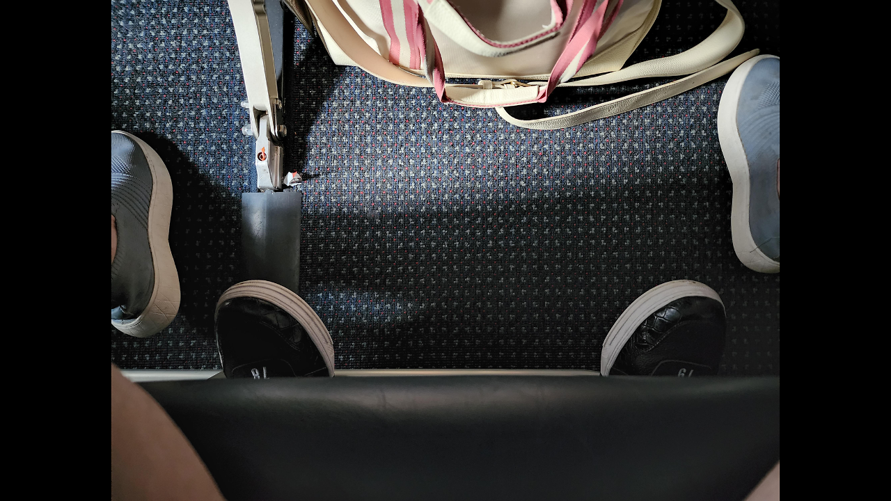Person encroaches on other passenger's leg space on plane - See Viral ...