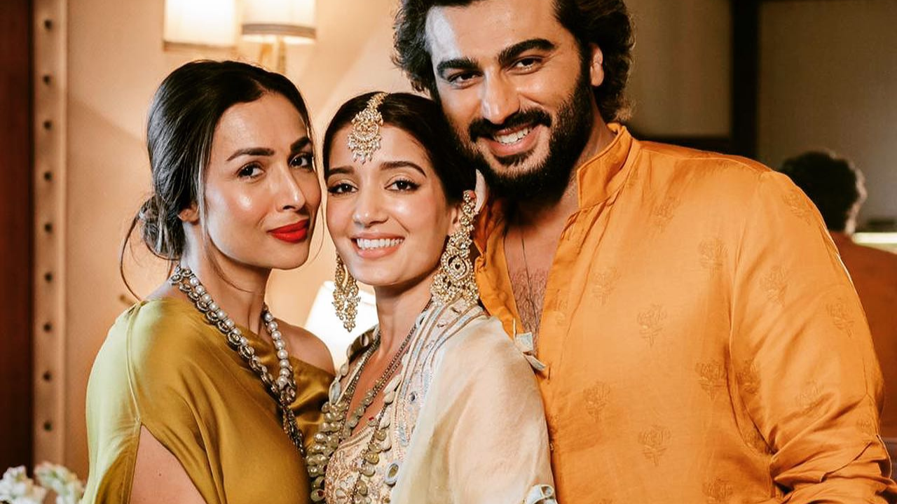 Arjun Kapoor, Malaika Arora strike a pose with Arpita Mehta