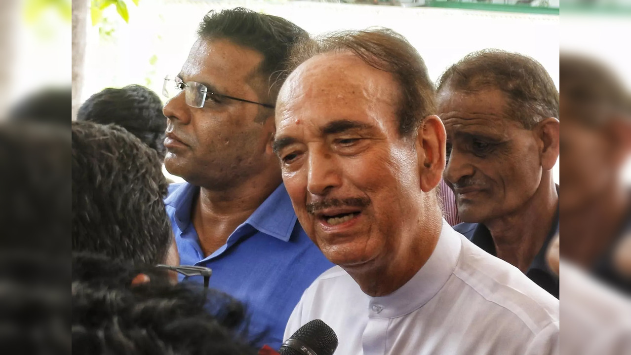 New Delhi: Former Congress leader Ghulam Nabi Azad interacts with the media at his residence in New Delhi, Monday, August 29, 2022. Azad, a Congress veteran, ended his five-decade association with the party on Friday, August 26, 2022. (Photo: IANS/Wasim Sarwar)