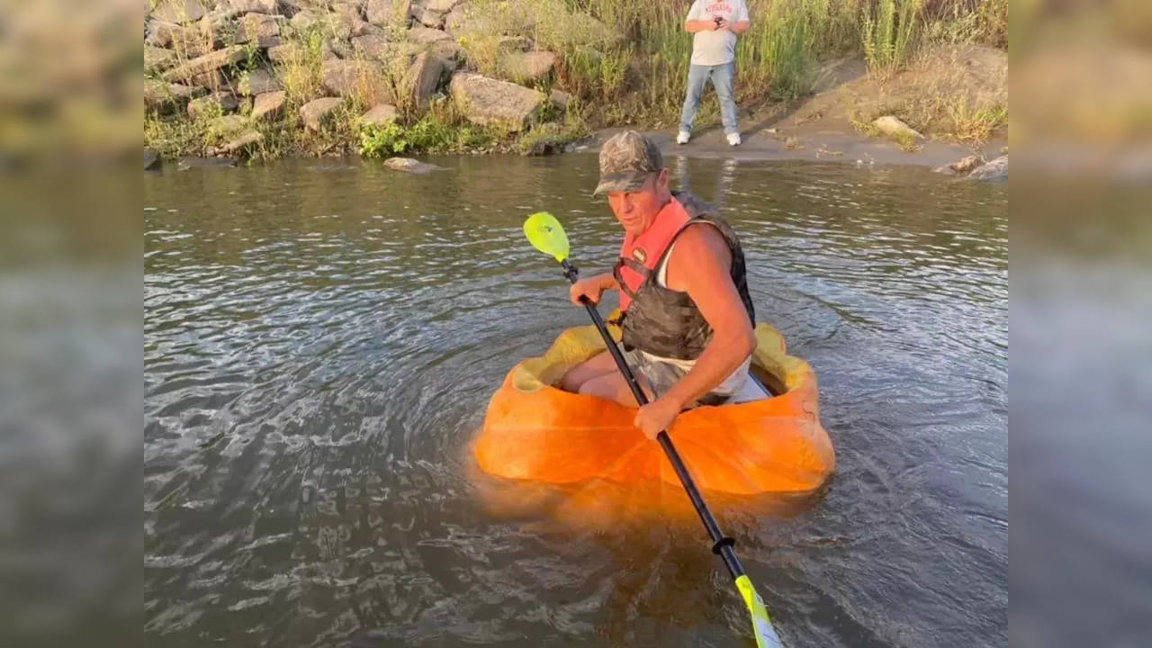 Duane Hansen floats down Missouri River in his 846-pound pumpkin | Picture courtesy: Phil Davidson, City of City of Bellevue (Facebook)