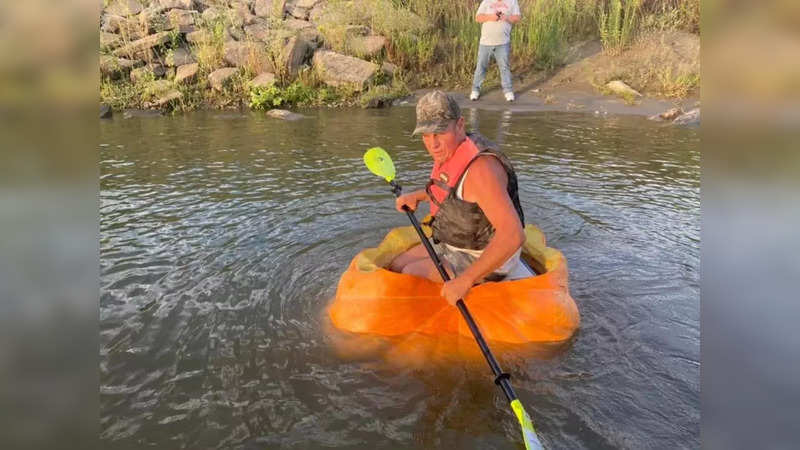 Duane Hansen floats down Missouri River in his 846-pound pumpkin | Picture courtesy: Phil Davidson, City of City of Bellevue (Facebook)