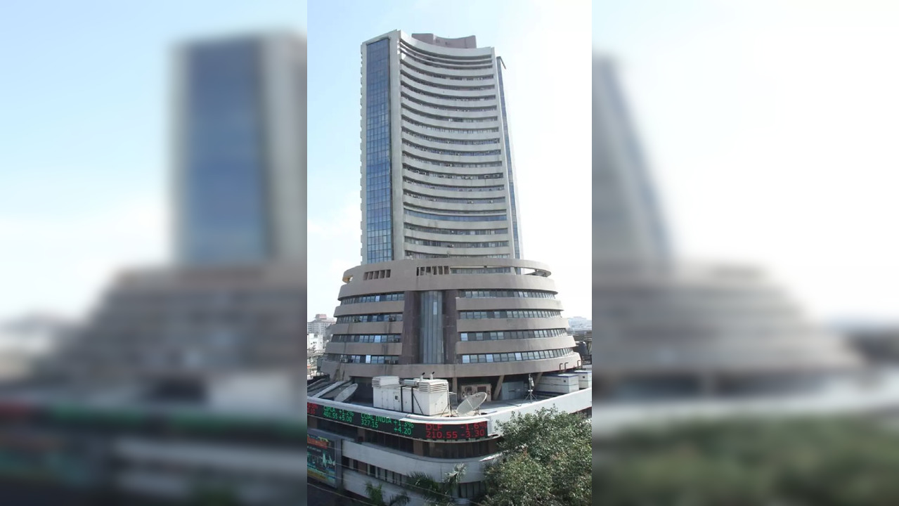 Sensex, Nifty end flat; oil & gas, IT, metals drag