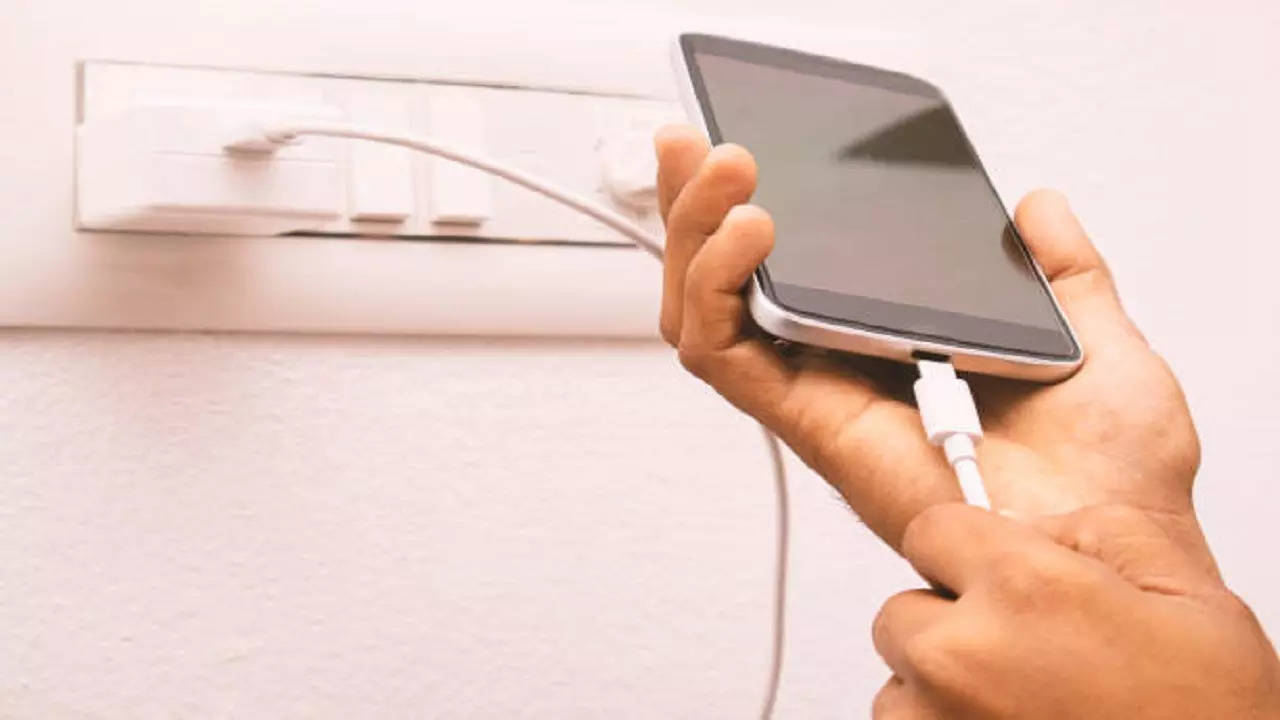 Researchers access, swipe Android, iOS phones via charging cables.