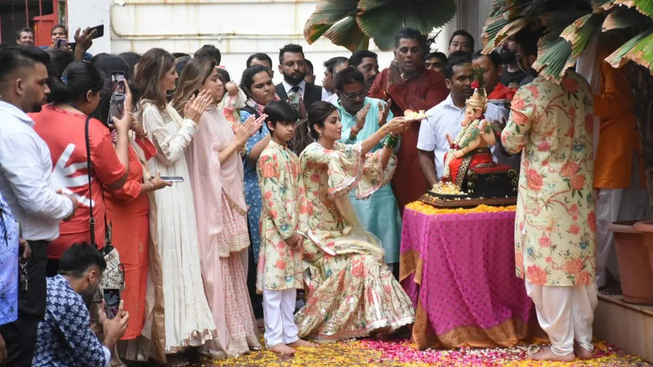 Shilpa Shetty bids adieu to Lord Ganesha