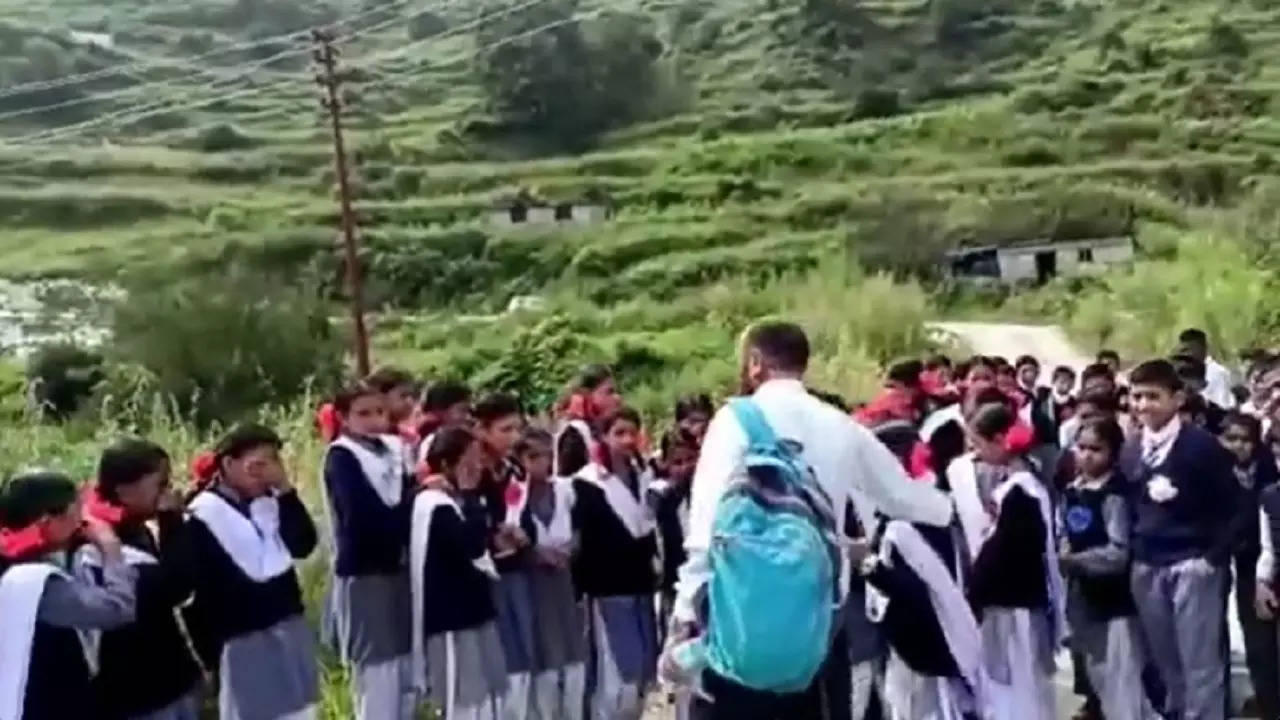 Teachers Day 2022 : Students bid a tearful adieu to teacher, video goes viral