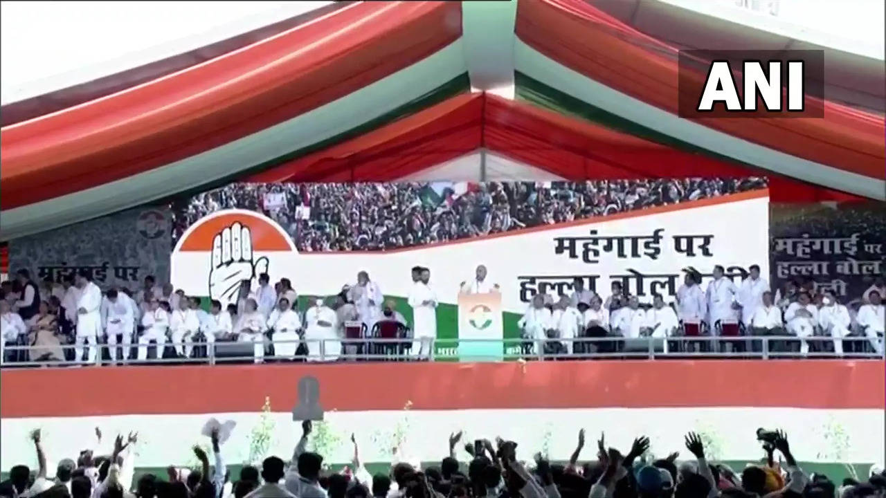 ​Congress leader Rahul Gandhi arrives at Ramlila Maidan for Congress' Halla Bol march​