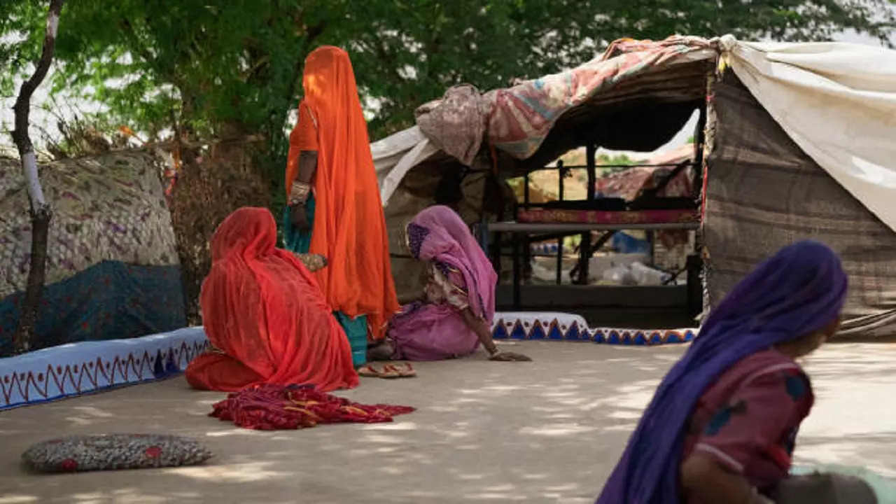 istockphoto-women in ghunghat