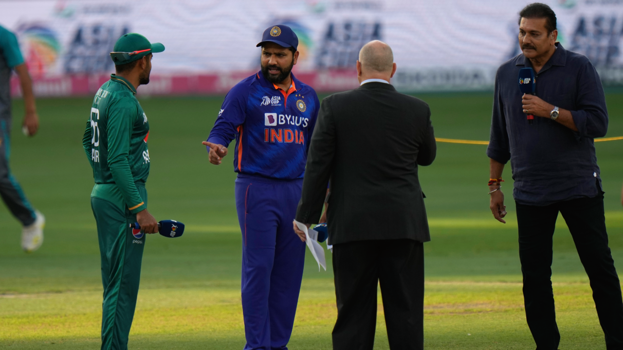 Heads or tails? Ravi Shastri makes massive blunder at toss during Ind vs Pak match; video goes viral