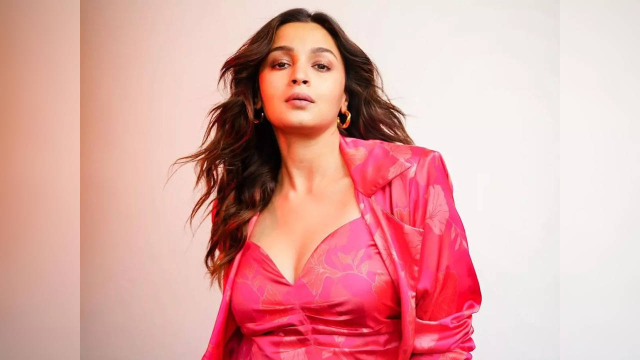 Pretty in pink: Alia Bhatt wows in a dress by Annakiki during Gully Boy  promotions | Fashion News - The Indian Express