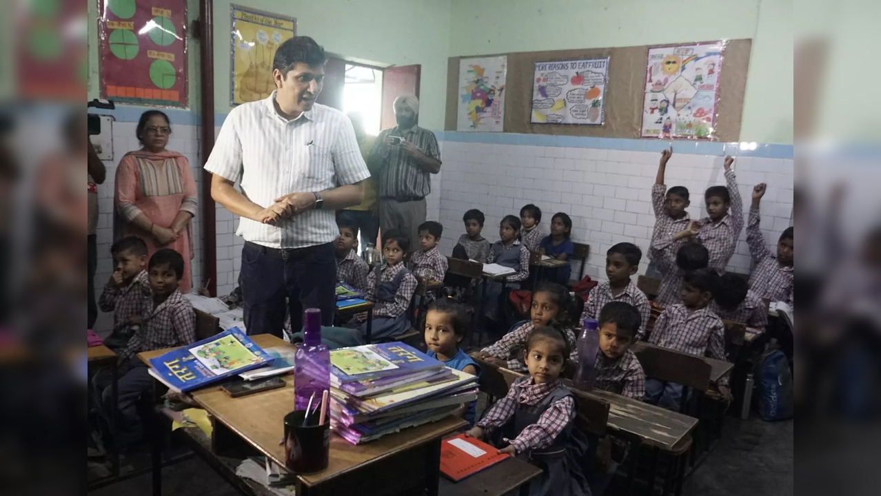 New Delhi: Aam Aadmi Party leader Saurabh Bharadwaj interacts with students during his visit to a Municipal Corporation of Delhi (MCD) school in New Delhi on Saturday, September 03, 2022. (Photo:Qamar Sibtain/ IANS)