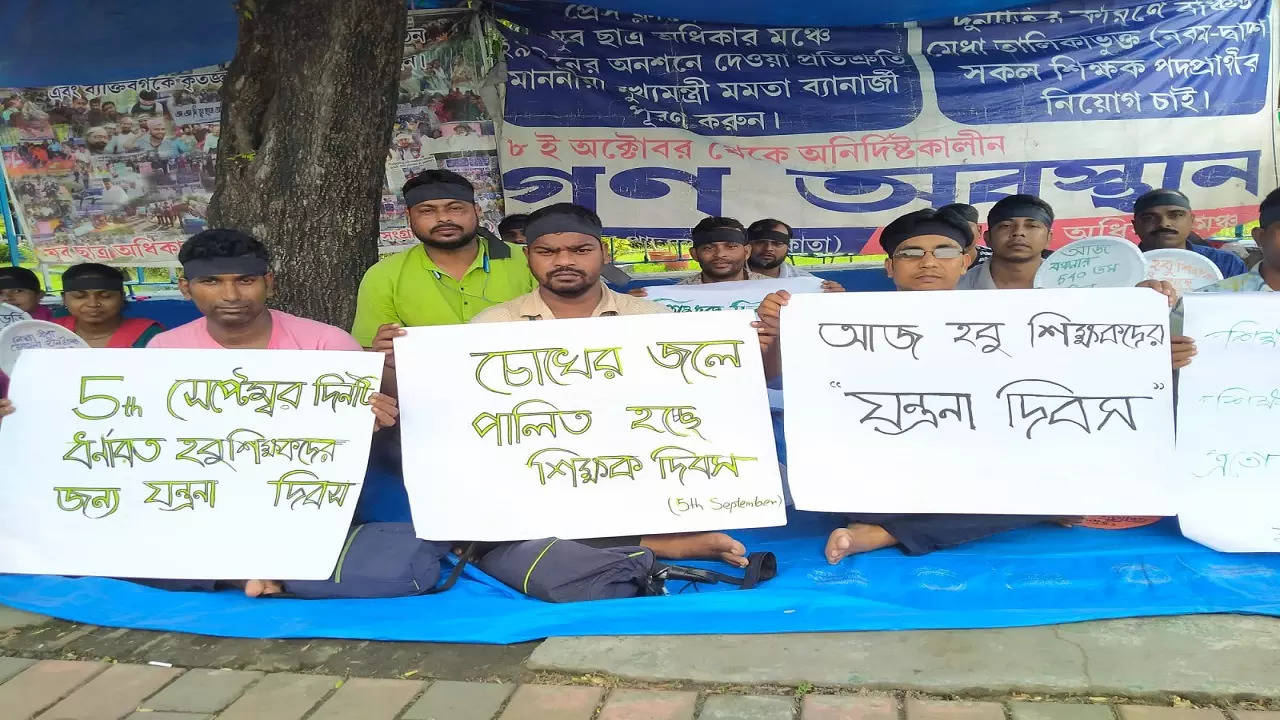 SSC candidates in Kolkata continue to protest​ on Monday over recruitment process