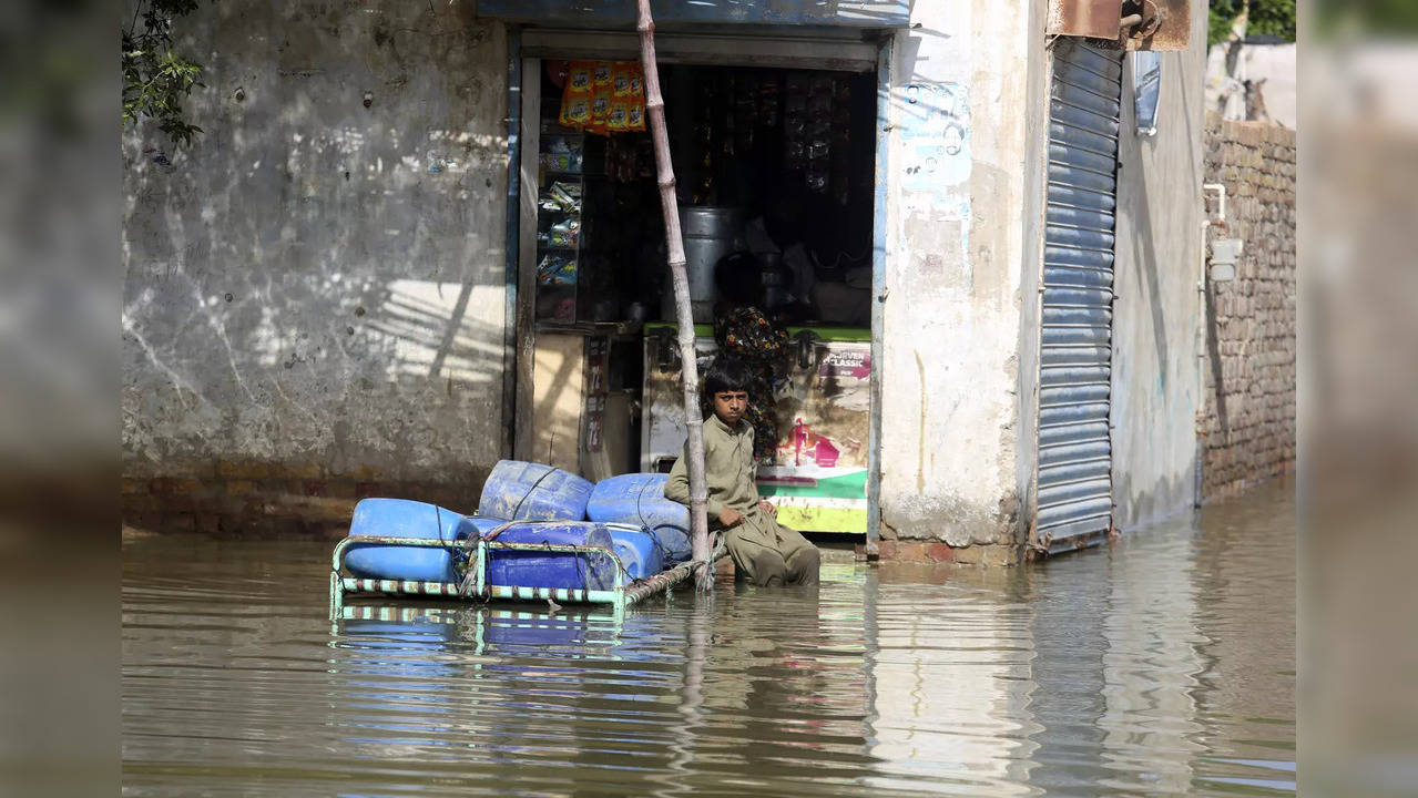 UN refuge agency rushes aid to Pakistan amid raging floods