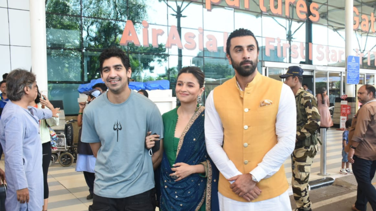 Alia Bhatt, Ranbir Kapoor look elegant in ethnic wear as they visit  Mahakaleshwar temple with Ayan Mukerji