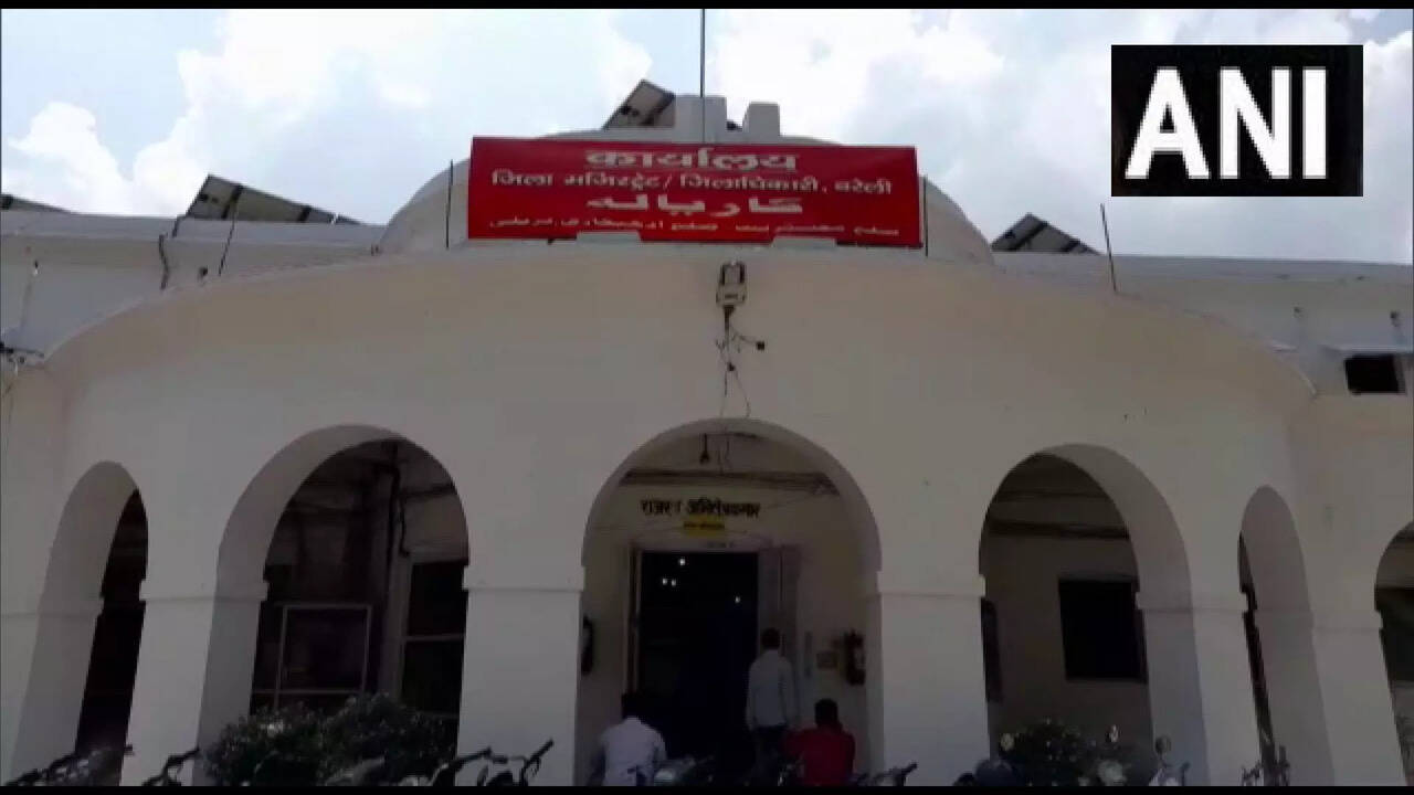 No jeans, tshirt allowed in office premises; employees should wear