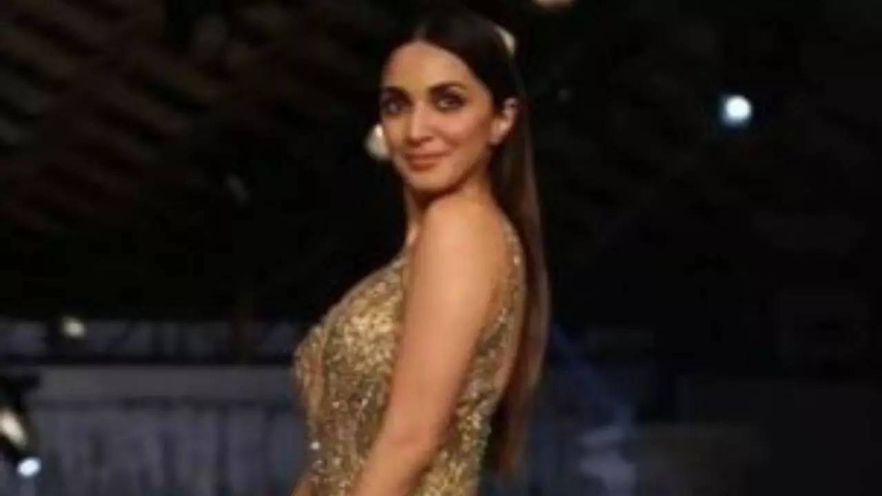 What are some of the most satisfying dresses ever worn by a Bollywood  celebrity? - Quora