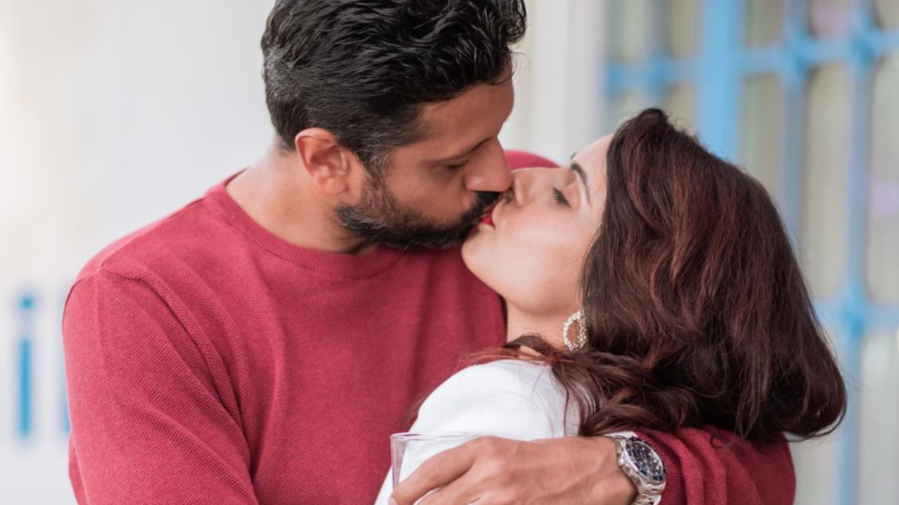 Breast cancer survivor Chhavi Hussein takes a dig at trolls as they object  to her kissing pic with husband - deets inside | Entertainment News, Times  Now