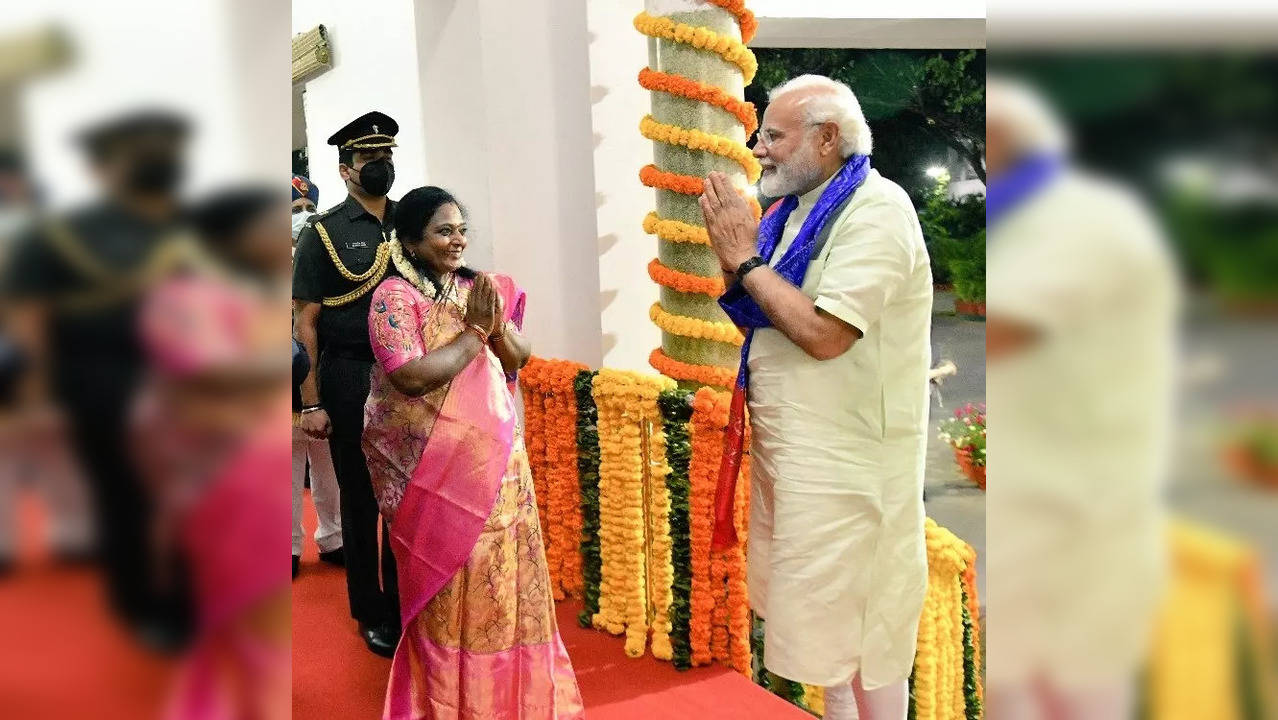 Hyderabad: Telangana Governor Dr Tamilisai Soundararajan welcomes Prime Minister Narendra Modi at Raj Bhavan in Hyderabad on Sunday, July 3, 2022. (Photo: Twitter)