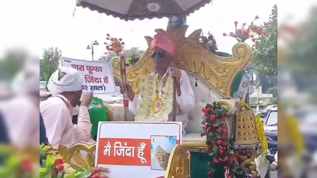 102-year-old Duli Chand during a procession to prove he's alive, seek restoration of pension in Haryana